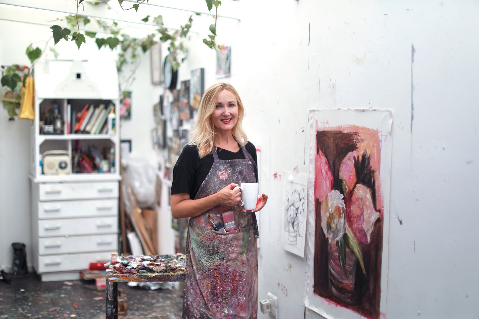 Accum woman smiling holding a cup